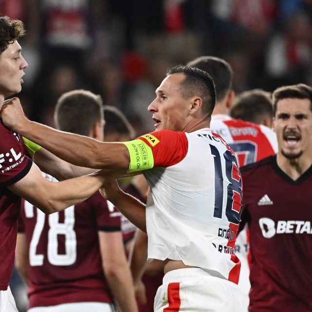 Kapitán Sparty Ladislav Krejčí a kapitán Slavie Jan Bořil se v závěru pustili do vzájemné rvačky | foto: Ondřej Deml,  ČTK