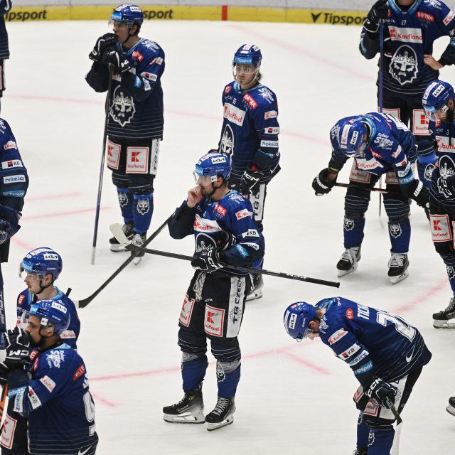 Smutní hokejisté Kladna po porážce s brněnskou Kometou | foto: Michaela Říhová,  ČTK