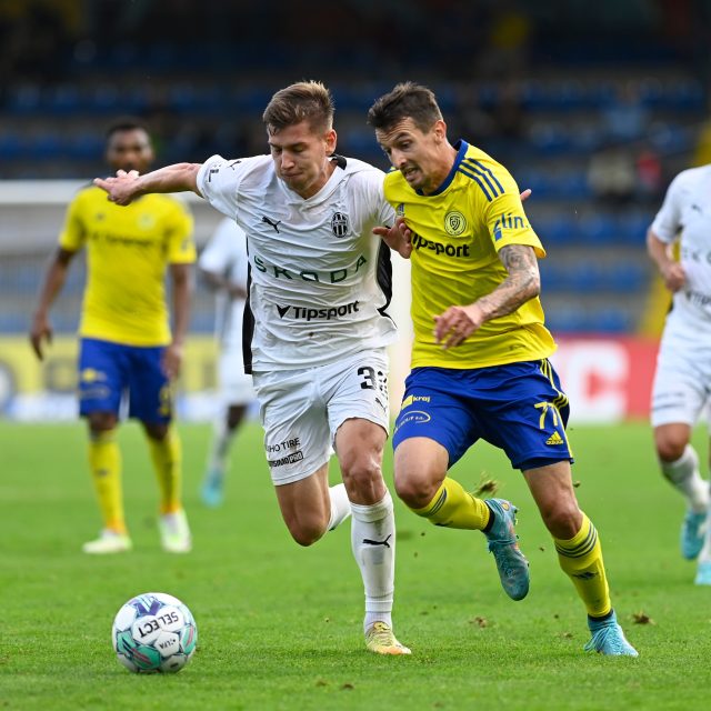 Mladoboleslavský Daniel Mareček v souboji o míč se zlínským Vukadinem Vukadinovićem | foto: Dalibor Glück,  ČTK