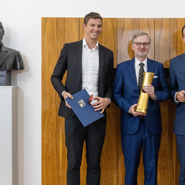 Plážoví volejbalisté Ondřej Perušič a David Schweiner převzali ocenění od premiéra Petra Fialy | foto: Radek Vebr,  Profimedia