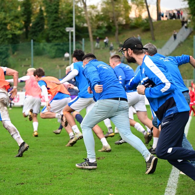 Fotbalisté Devínské Nové Vsi se radují z postupu přes prvoligový Trenčín | foto: IMAGO sportfotodienst,  ČTK