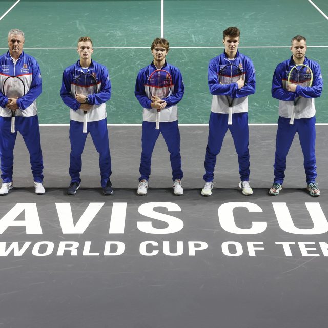 Český nehrající kapitán Jaroslav Navrátil a tenisté Jiří Lehečka,  Tomáš Macháč,  Jakub Menšík a Adam Pavlásek | foto: Pavel Lebeda,  Profimedia