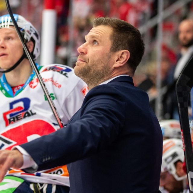 Václav Varaďa na lavičce hokejistů Pardubic | foto: Vladimír Pryček,  ČTK