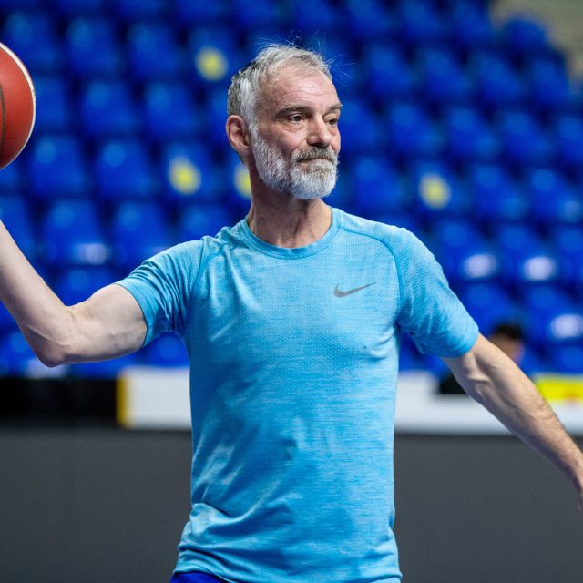 Herec Ivan Trojan trénuje s opavskými basketbalisty | foto: Vladimír Pryček,  ČTK