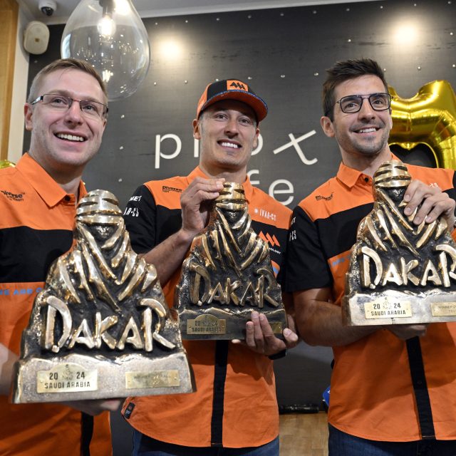 Tým MM Technology Martina Macíka  (zleva mechanik David Švanda,  navigátor František Tomášek a Martin Macík mladší) po návratu z Rallye Dakar | foto: Kateřina Šulová,  ČTK