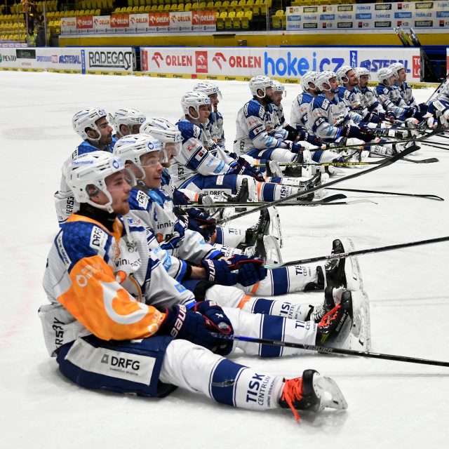 Hokejisté Komety Brno slaví výhru v Litvínově | foto: Jan Šťastný,  ČTK,  Profimedia