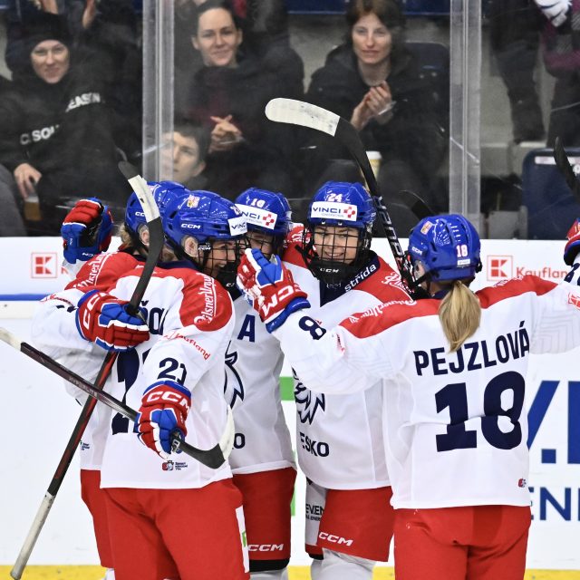 České hokejistky | foto: Radek Petrášek,  Profimedia