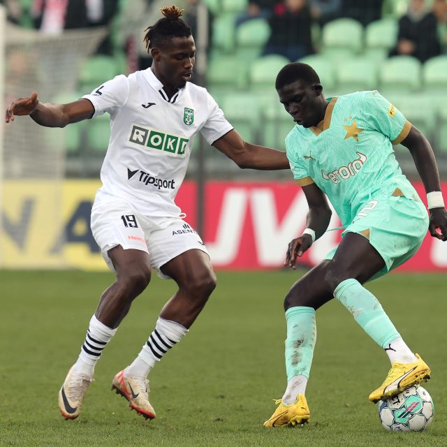 Souboj Adeleke Akinyemiho a Malicka Dioufa | foto: Petr Sznapka,  ČTK
