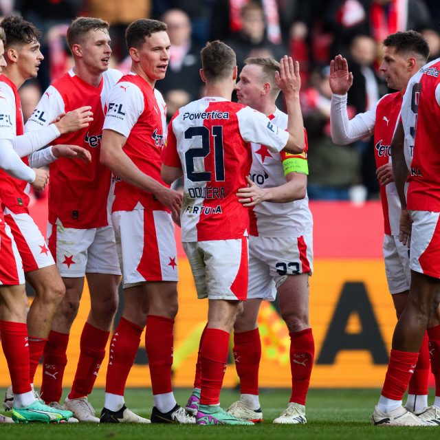 Fotbalisté pražské Slavie slaví gól | foto: Vlastimil Vacek,  Profimedia