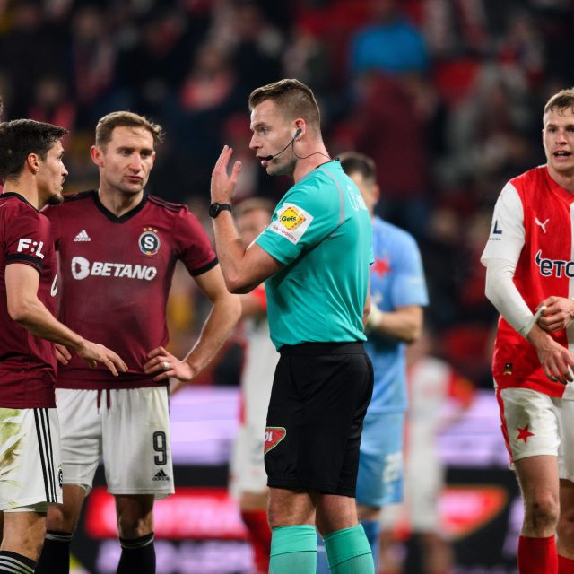 Rozhodčí Karel Rouček v pražském derby | foto: Vlastimil Vacek,  Právo / Profimedia