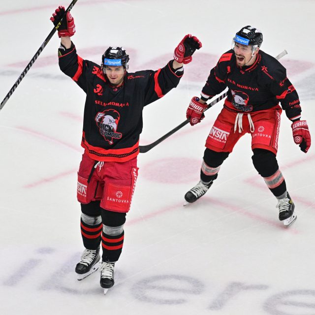 Útočníci Jakub Orsava a Jan Káňa z Olomouce | foto: Radek Petrášek,  Profimedia