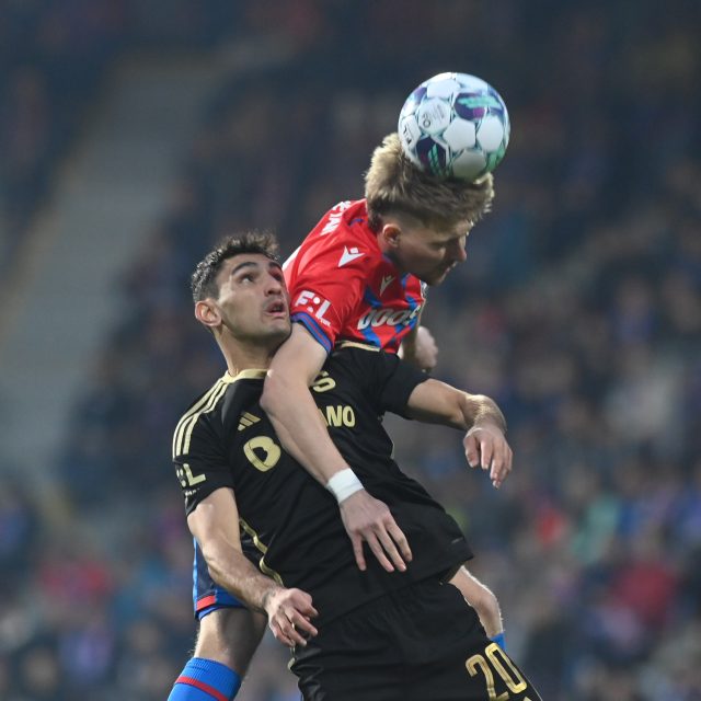 Fotbalista pražské Sparty Qazim Laci v souboji s Pavlem Šulcem z Plzně | foto: Slavomír Kubeš,  ČTK