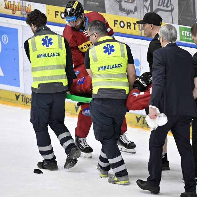 Zraněný Michal Moravčík ze Sparty opouští na nosítkách ledovou plochu. | foto: Vít Šimánek,  ČTK,  Profimedia
