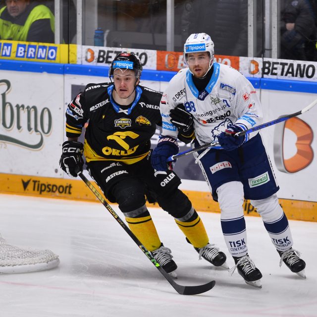 Hokejisté Litvínova Kristaps Zile a brněnský Kristián Pospíšil ve vzájemném souboji.  (archivní foto) V úterý se v Litvínově hraje šesté utkání čtvrtfinálové série | foto: Patrik Uhlíř,  ČTK