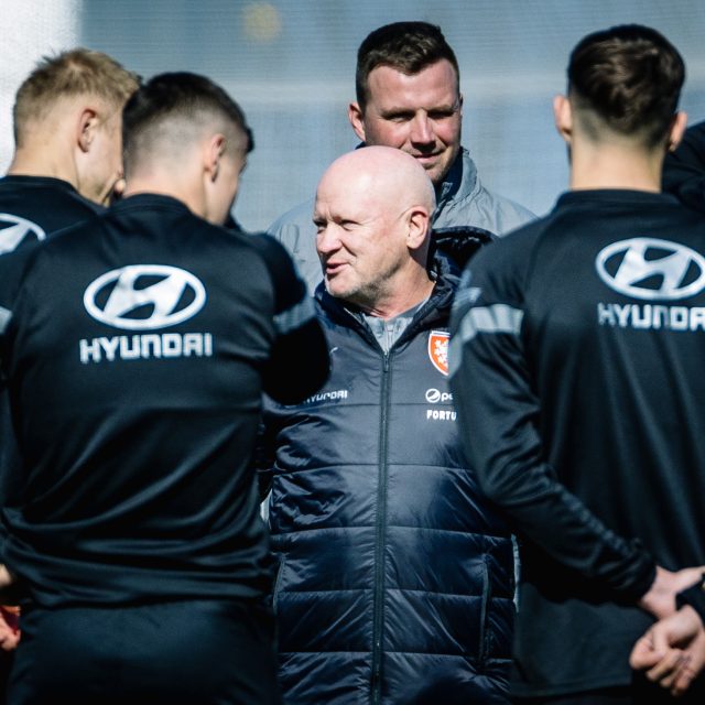 Trenér Ivan Hašek na tréninku s českými fotbalisty | foto: Radek Vebr,  Profimedia,  MFDNES + LN / Profimedia