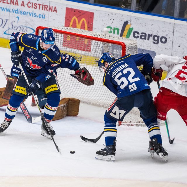 Hokejisté Českých Budějovic porazili ve čtvrtém utkání čtvrtfinále play extraligy Třinec 4:1 a v sérii snížili na 1:3 | foto: Petr Skřivánek,  ČTK