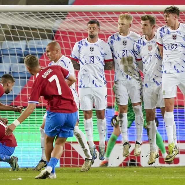 Antonín Barák se z přímého kopu nemýlil a trefil horní roh norské branky v přípravném zápase | foto:  AFP,   ČTK/AFP