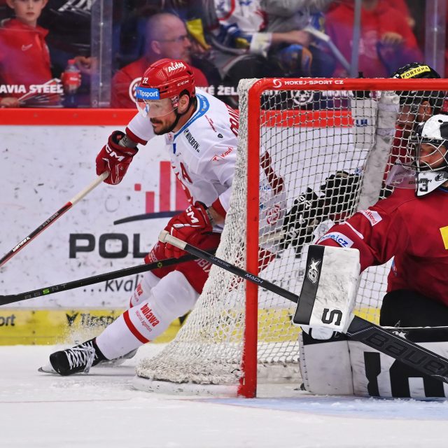 Třinec ve čtvrtém utkání play off porazil Spartu 4:1 | foto: Jaroslav Ožana,  ČTK