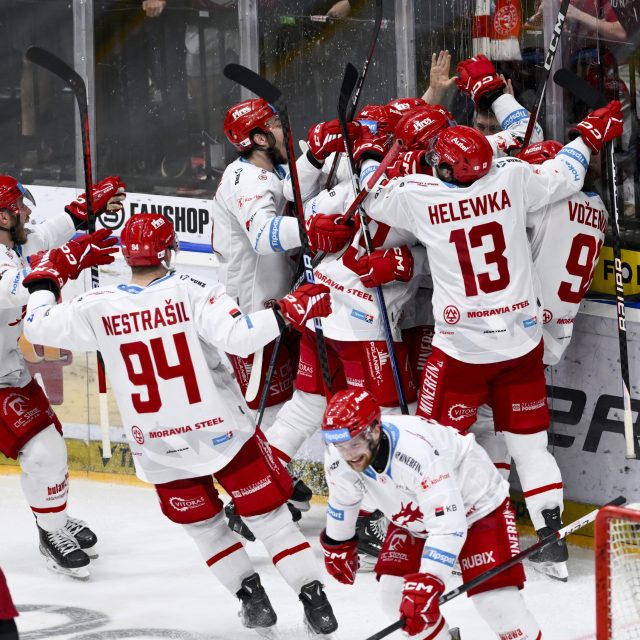 Hokejisté Třince slaví postup do finále play off extraligy | foto: Ondřej Deml,  ČTK