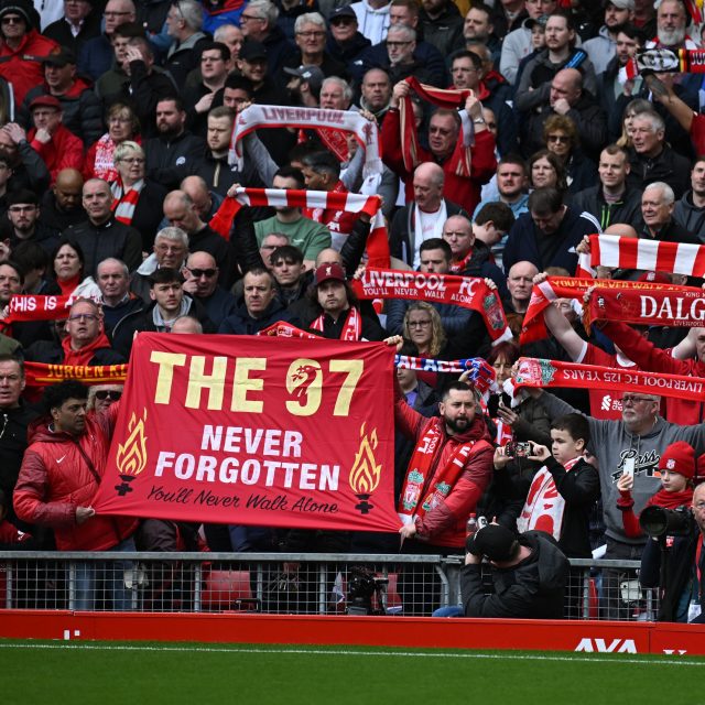 Fanoušci Liverpoolu vzdali hold 97 obětem tragédie na stadionu Hillsborough | foto: Paul Ellis,  Profimedia