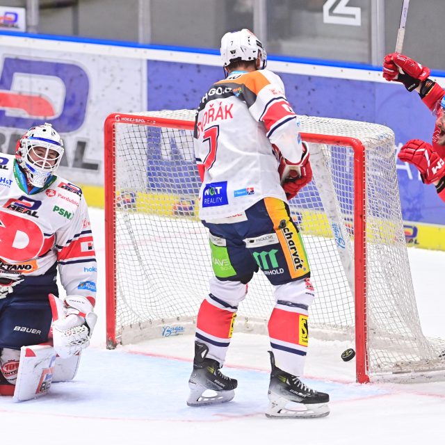 Zleva překonaný brankář Pardubic Roman Will,  Tomáš Dvořák z Pardubic a Viliam Čacho z Třince | foto: Josef Vostárek,  ČTK