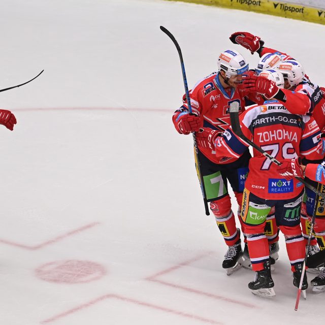 Hokejisté Pardubic srovnali finálovou sérii na 2:2. V Třinci vyhráli 6:2 | foto: Jaroslav Ožana,  ČTK