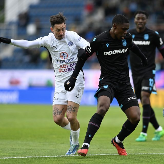 Fotbalisté Milan Petržela ze Slovácka a Cheick Souaré z Plzně | foto: Dalibor Glück,  Profimedia