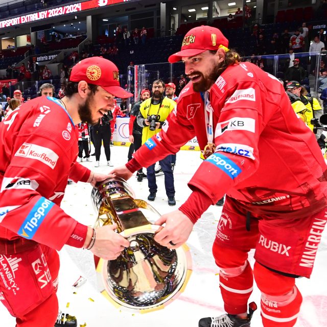 David Ciencala a Daniel Voženílek z Třince slaví mistrovský titul | foto: Josef Vostárek,  Profimedia