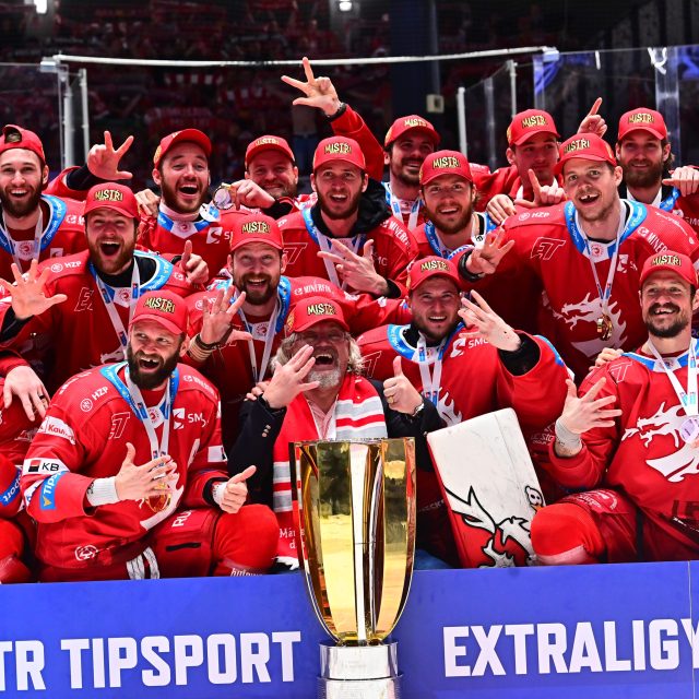 Hokejisté Třince slaví mistrovský titul | foto: Josef Vostárek,  Profimedia
