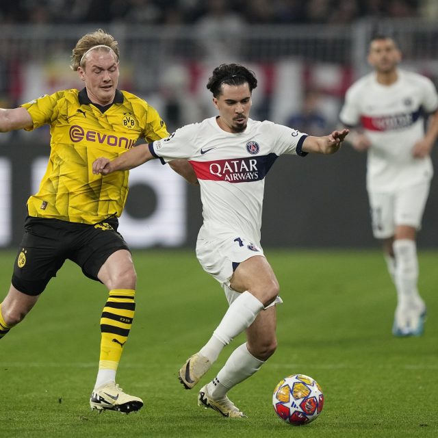 Julian Brandt z Dortmundu a Vitinha z PSG ve vzájemném souboji | foto: Martin Meissner,  Profimedia