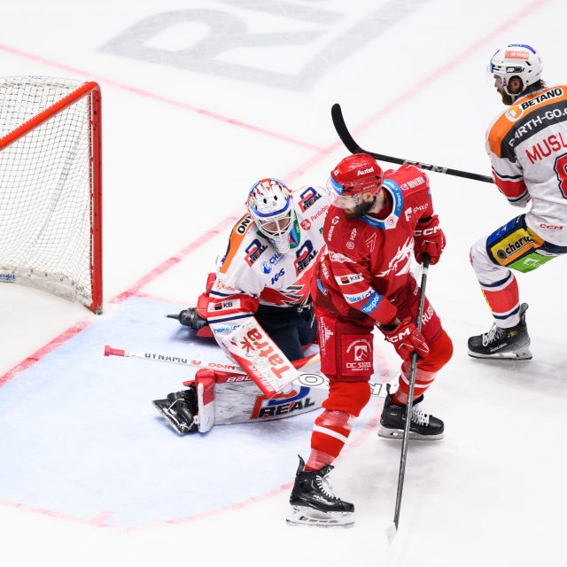 Ačkoli Třinec získal pět titulů v řadě,  větším favoritem budou v nové sezoně Pardubice | foto: Vlastimil Vacek,  Právo,  Profimedia