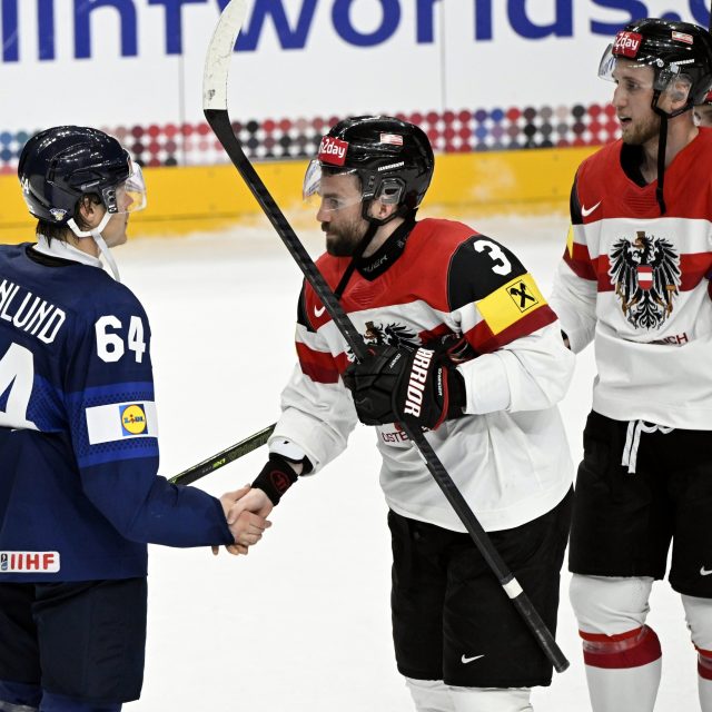 Rakušan Peter Schneider si podává ruku s Finem Mikaelem Granlundem po utkání základní skupiny na MS v hokeji 2024 | foto: Profimedia