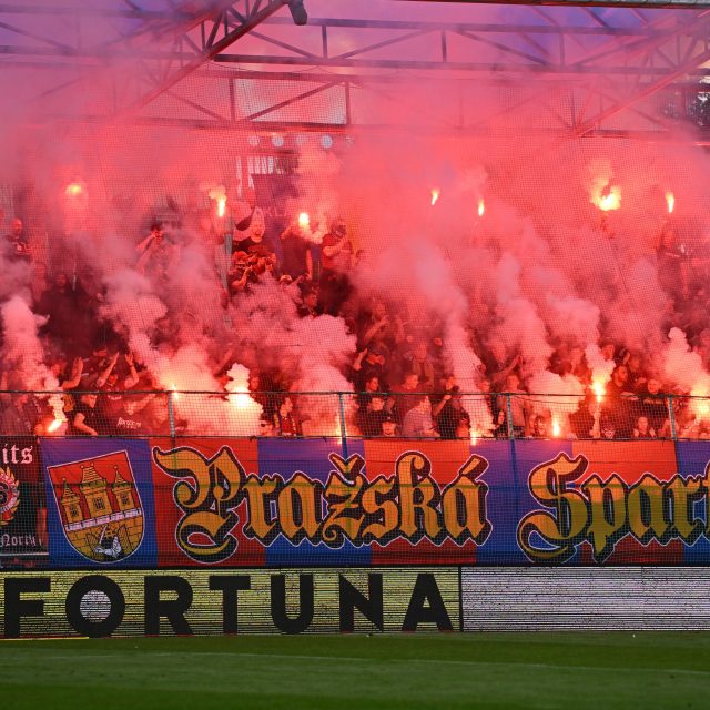 Fanoušci Sparty slaví v Mladé Boleslavi 38. mistrovský titul | foto: Radek Petrášek,  ČTK