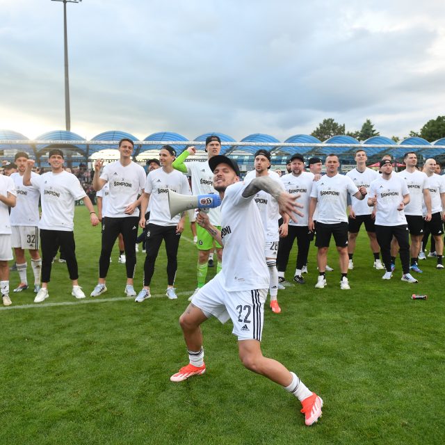 Sparťanští fotbalisté slaví zisk mistrovského titulu na půdě Mladé Boleslavi | foto: Vít Černý,  ČTK