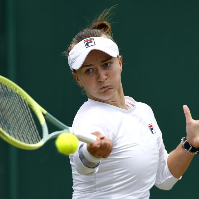 Barbora Krejčíková bude usilovat o svůj historický postup do čtvrtfinále Wimbledonu | foto: Profimedia