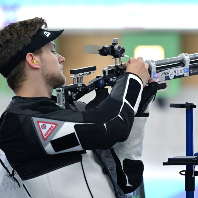 Sportovní střelec Jiří Přívratský v olympijském závodě smíšených dvojic | foto: Pavel Mazáč / CNC / Profimedia
