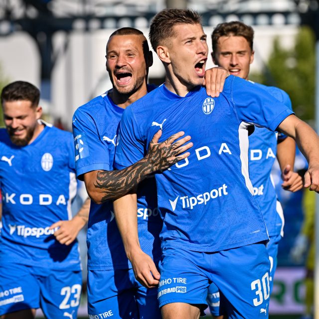 Mladoboleslavský Daniel Mareček slaví se spoluhráči vstřelenou branku. Proti Slovácku zaznamenal hattrick | foto: Vít Šimánek,  ČTK