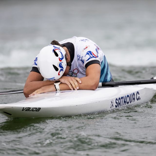 Zklamaná kanoistka Gabriela Satková po sedmém místě v olympijském finále | foto: Ondřej Deml,  ČTK
