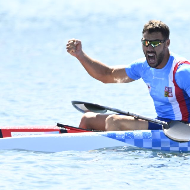 Josef Dostál slaví vítězství na olympiádě | foto: Ondřej Deml,  ČTK