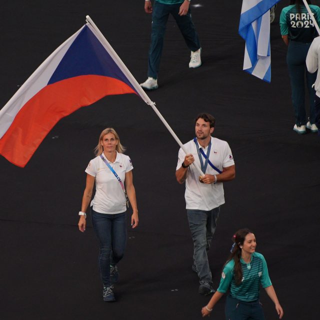 Olympijští medailisti z Česka,  oštěpařka Nikola Ogrodníková a kanoista Martin Fuksa kráčejí s českou vlajkou na slavnostním zakončení Letních olympijských her 2024 na stadionu Stade de | foto: Profimedia