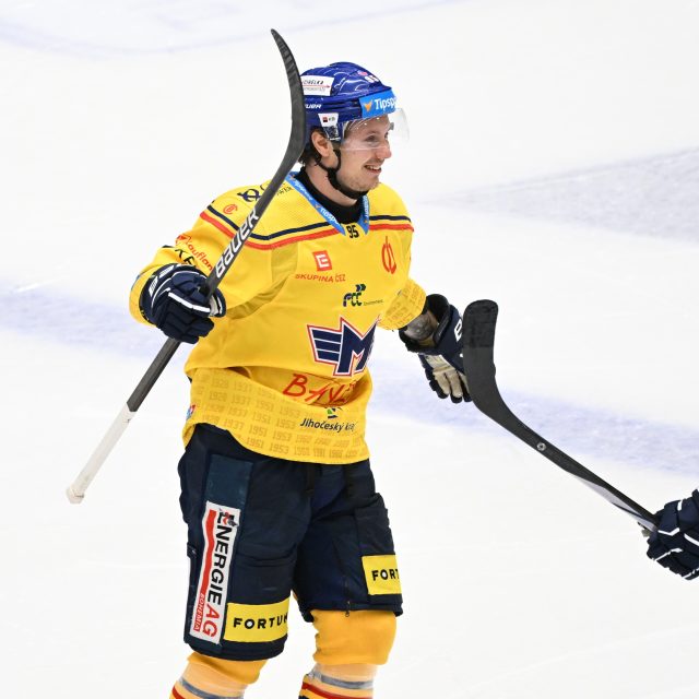 Nick Olesen  (vlevo) vstřelil v zápase proti Pardubicím hattrick,  České Budějovice vyhrály 6:1 | foto: Pavel Mazáč / CNC / Profimedia