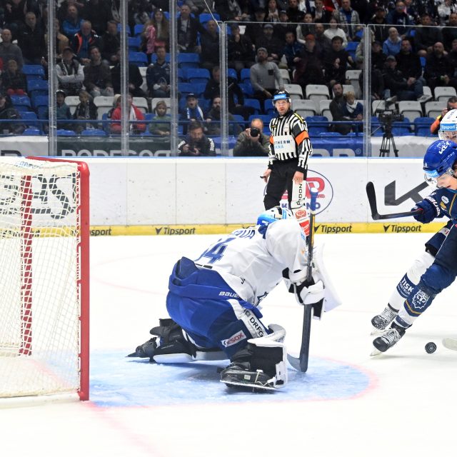 Útočník Kladna Jaromír Pytlík stylovým způsobem ve 4. kola Tipsport extraligy zakončuje a skóruje proti brněnskému gólmanovi Postavovi | foto: Pavel Mazáč / CNC / Profimedia