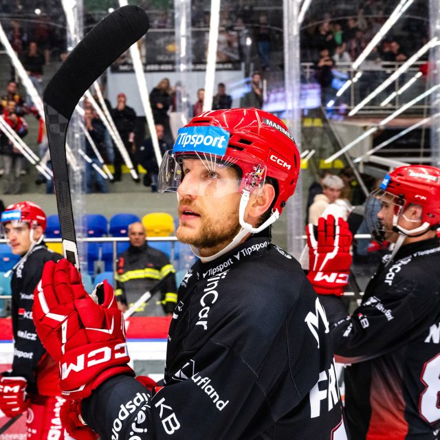 Hokejový obránce Hradce Králové Ralfs Freibergs po vítězném zápase proti Pardubicím | foto: David Taneček,  ČTK