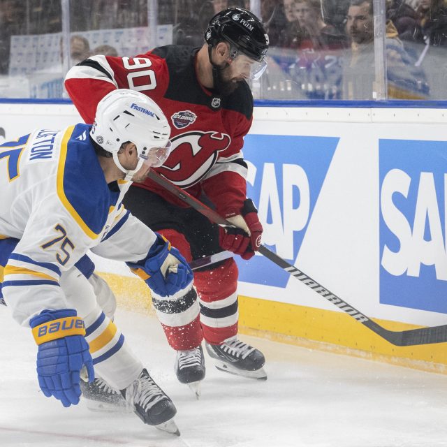 Slovenský útočník Tomáš Tatar z New Jersey Devils bojuje o puk v zápase proti Buffalu Sabres | foto: TASR/Profimedia