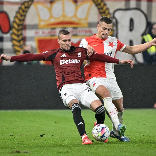 Lukáš Haraslín ze Sparty a Tomáš Holeš ze Slavie v souboji o míč | foto: Vít Šimánek,  Profimedia