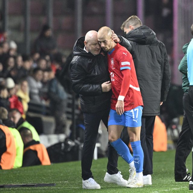 Trenér národního týmu Ivan Hašek v diskuzi s reprezentačním záložníkem Václavem Černým | foto: Michal Kamaryt,  ČTK