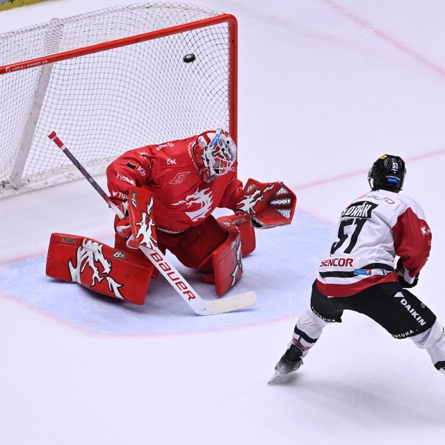 Hokejista Sparty Roman Horák prostřeluje brankáře Třince Ondřeje Kacetla v samostatných nájezdech | foto: Jaroslav Ožana,  ČTK