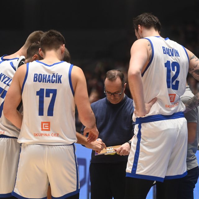Kouč Diego Ocampu uděluje českým basketbalistům pokyny v duelu proti Nizozemsku | foto: Josef Vostárek,  ČTK