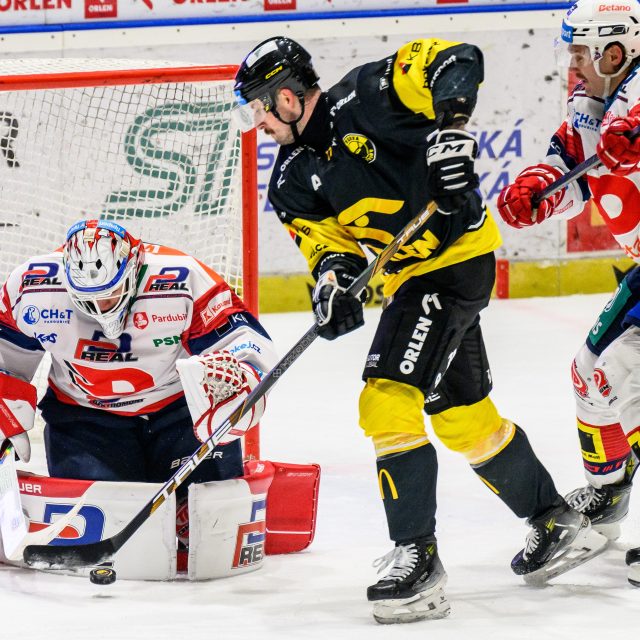 Útočník Litvínova Nicolas Hlava před brankářem Pardubic Romanem Willem v zápase 21. kola Tipsport extraligy | foto: Ondřej Hájek,  Profimedia