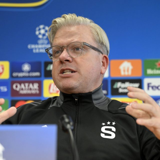Trenér pražské Sparty Lars Friis na tiskové konferenci před zápasem Ligy mistrů s Atlétikem Madrid | foto: Kateřina Šulová,  ČTK